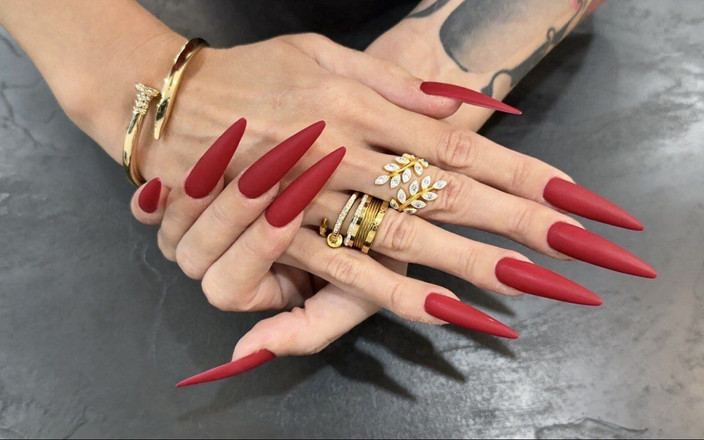 Julia domaina: Rote matte Farbe Lange Nägel, Handflächen und lange Finger breit