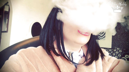 Goddess Misha Goldy: Zeiță care fumează și ruj sexy