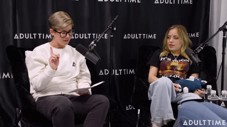 Adult Time Podcast: Gizelle Blanco et Anna Claire Clouds Phéromone, ciseaux et touffe |...