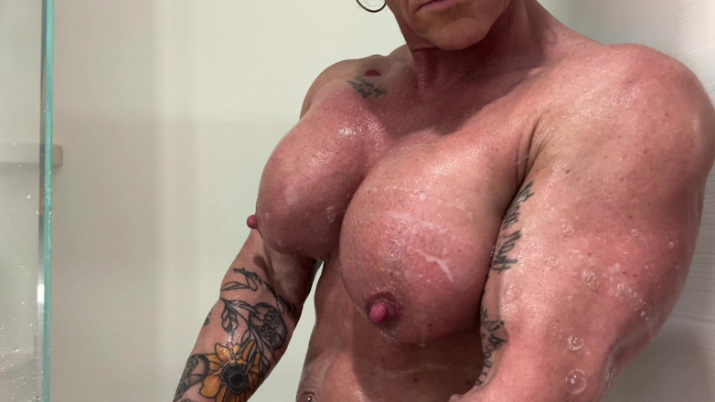 Kandylegsxxx: Tempo di doccia per il culto del muscolo di kandys