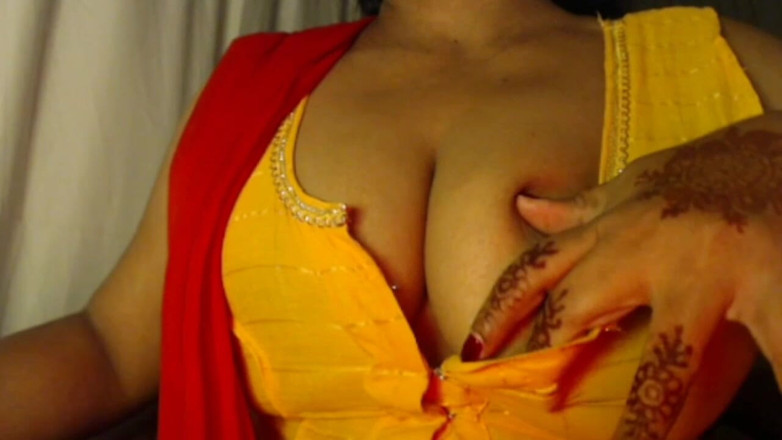 HotGirl21: Цицьки- гарячі соски смокчуть.