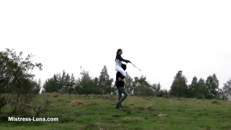 Mistress Luna: Cavalcando sulla zeppa del tacco