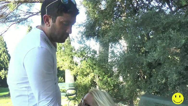 French Amateur Porn: Prsatá blonďatá prdel šuká v parku
