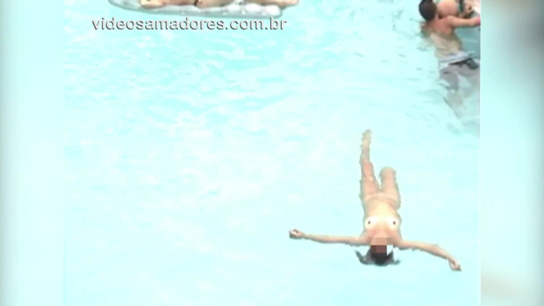 Amateurs videos: Un garçon filme des amis éhontés nus dans la piscine