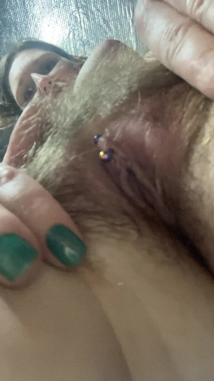 MistressWriggler: Ti sto stuzzicando con la mia figa pelosa arrapata a...