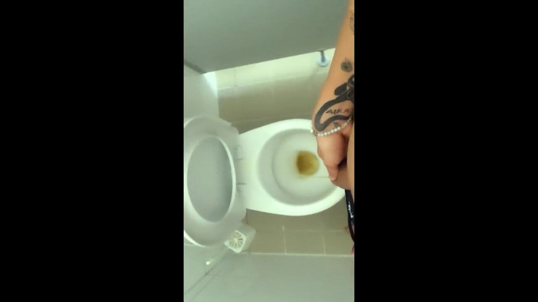 Idmir Sugary: Getatoeëerde Twink pist in het Waterpark, met pis gevuld toilet