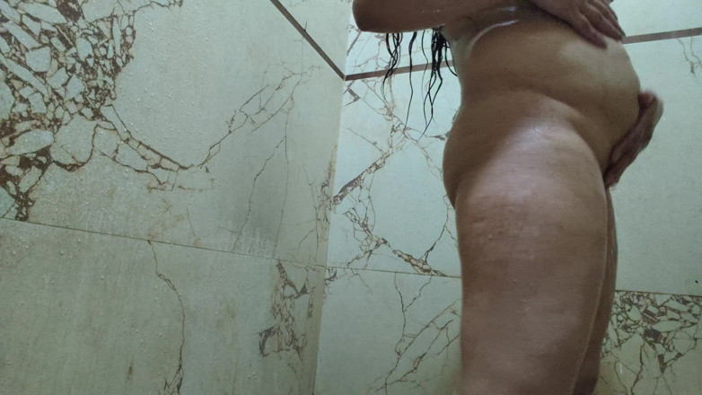 bhabhi ki chudayi: Spectacle de douche de belles femmes indiennes seules à la maison
