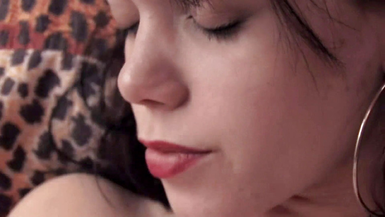Toy Sluts: Une bombasse à forte poitrine écarte les cuisses pour un vibromasseur pour...