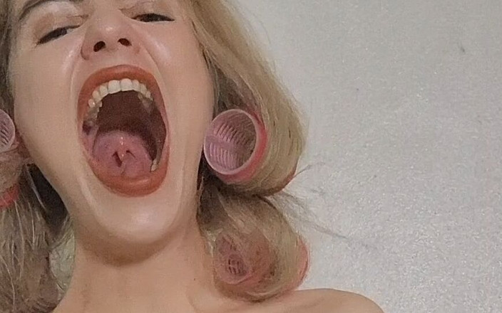 Faith Eros: Yawning mit Rollschuhen an