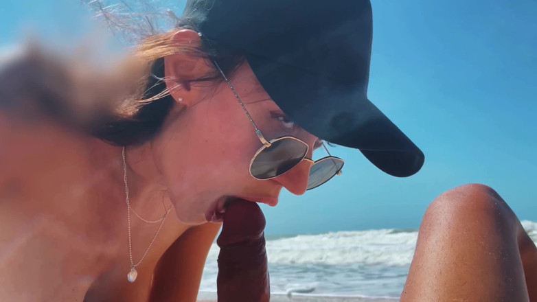 SexTravelers: Me- vahşi çıplaklar plajında genç kız mastürbasyon yapıyor, yarak emiyor, bacaklarını...