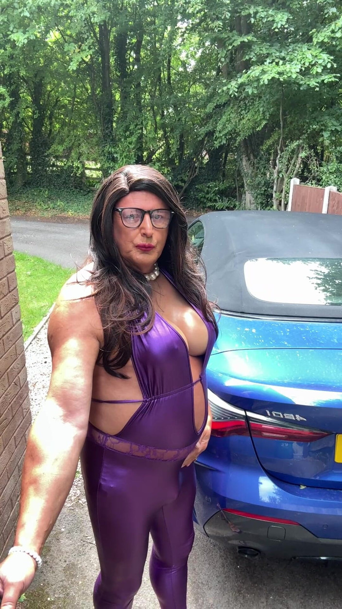 Kelly CD 2022: Mor pvc catsuit ve topuklu seksi travesti kellycd2022
