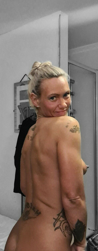 Mercedes Bendz: Salope sous la douche
