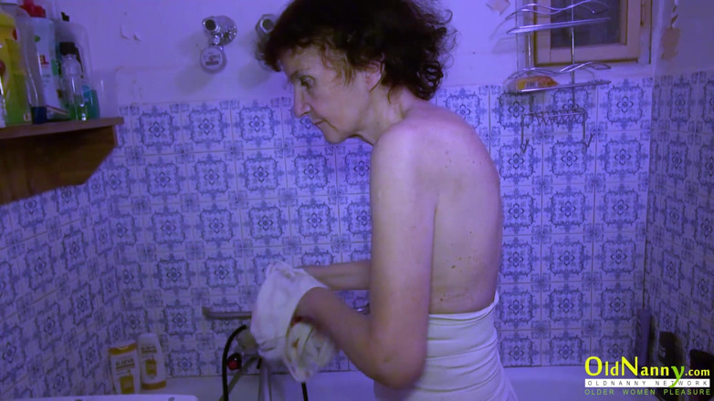 Aged Love: Vieja niñera - anciana Veronika se baña