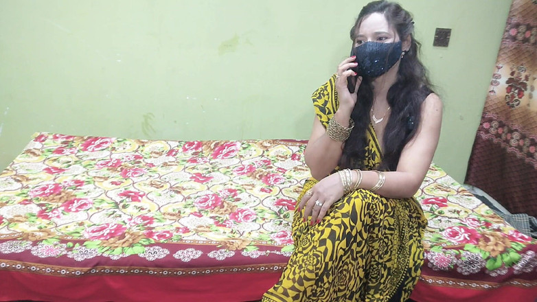Pakistani CoupleX: Une tatie indienne desi sexy appelle son copain à la maison...
