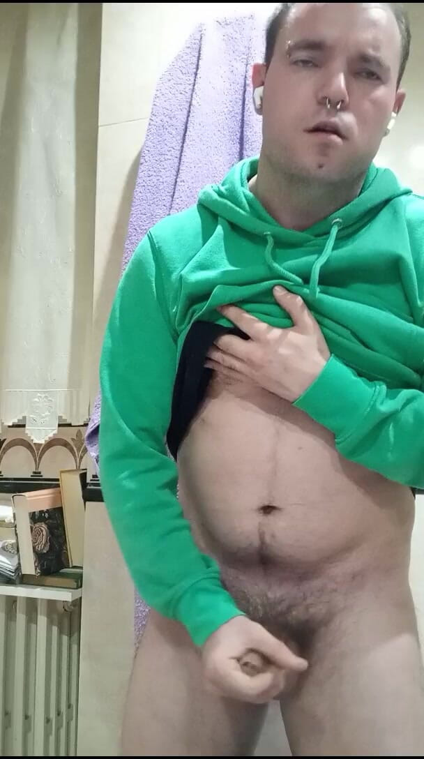 Alescu11: Jonge kerel trekt zich af en eet zijn sperma