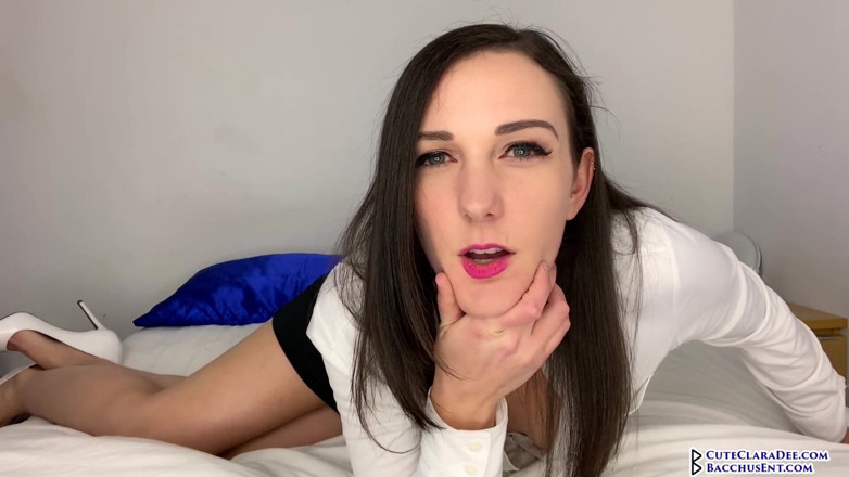 Clara Dee: Șefa sexy Clara Dee te lasă să ejaculezi în curul ei -...