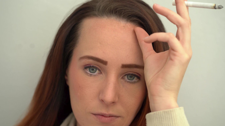 Alicia Robertz: 極接近で青い目の赤毛の喫煙者