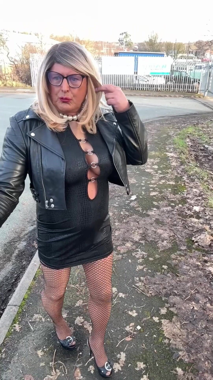 Kellycd2022: Sexy transvestat kellycd2022 in schwarzem kleid, gebräunter strumpfhose und netzstrümpfe