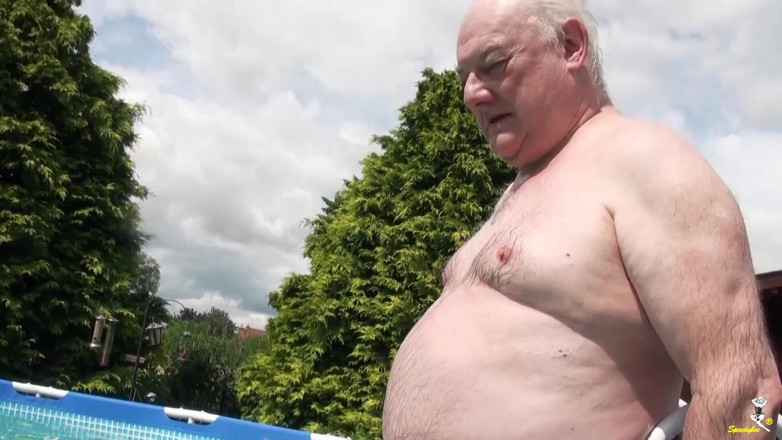 Dirty Doctors Clips: Jugando en la piscina