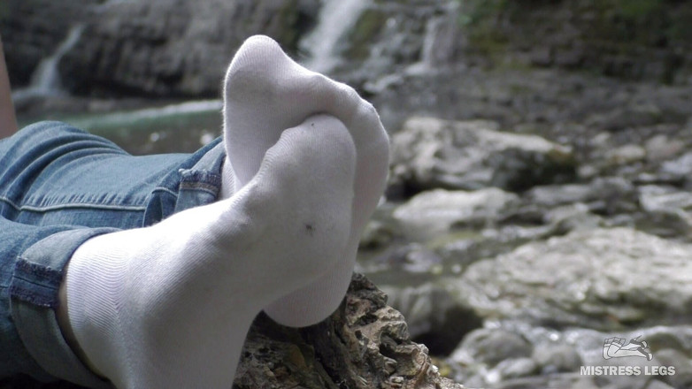 Mistress Legs: Voeten plagen in witte sokken bij de waterval