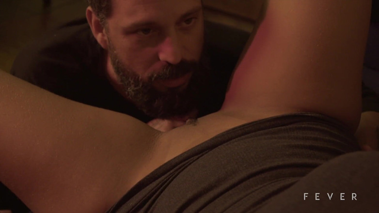 Fever Films: Une femme regarde son mari baiser son amie