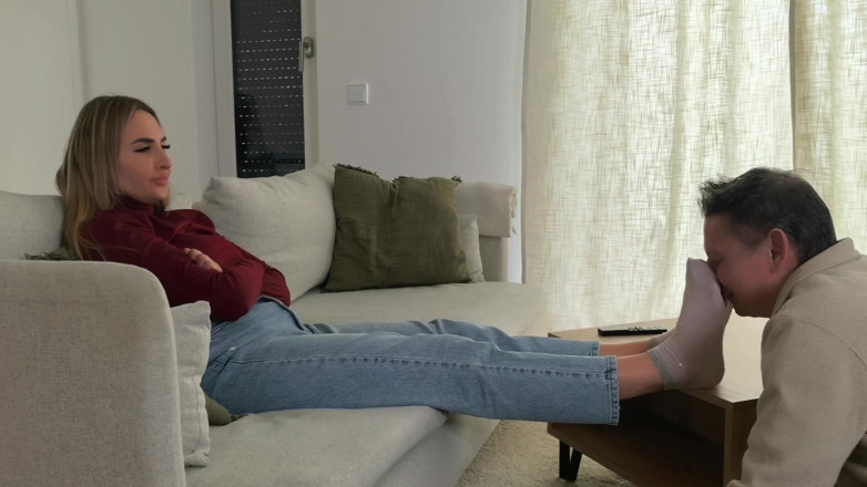 Goddess Lena: Mijn Voetslaaf Wordt Gebruikt