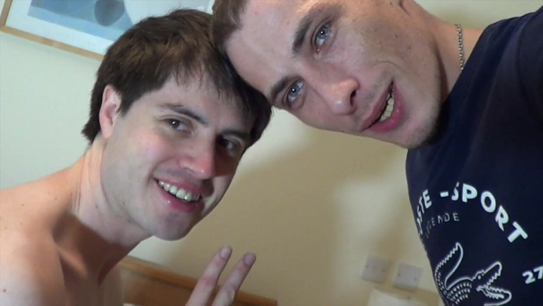 FRENCH HOLES CREAMPIED: El twink Calos Fama follada a pelo por Fabien