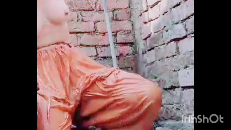TricolorMusic3: 彼女はセクシーでホットな胸をマッサージし、入浴し、裸で服を着替えている