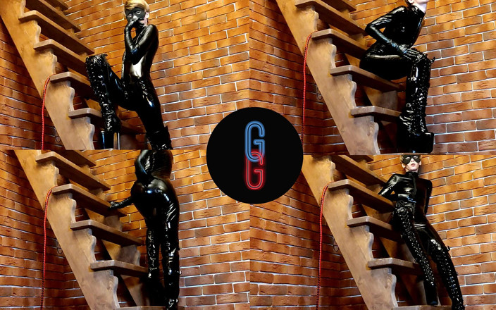 Night Games: Gadis berpose dengan kostum lateks di depan kamera