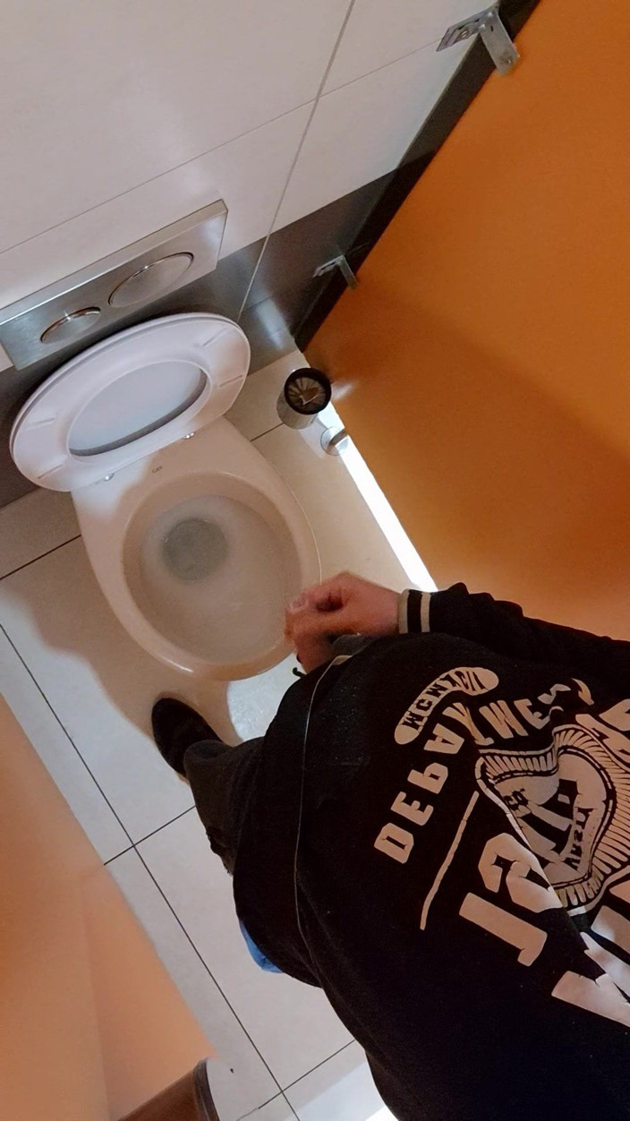 Fap_man93: Kencing di tandas biasa semasa kerja