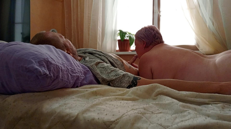 Zona901: Stiefmutter gibt blowjob, während ehefrau bei der arbeit ist