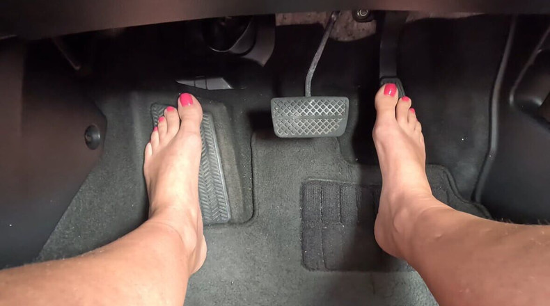 Emma Voyeur: Une fille conduit pieds nus