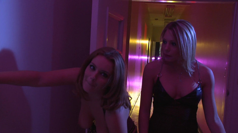 2 Girls 1 Guy: Des larges deviennent sobres avec un trio hardcore