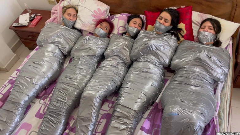Selfgags Latina Bondage: 5 filles momifiées se battent toutes enveloppées et bâillonées !