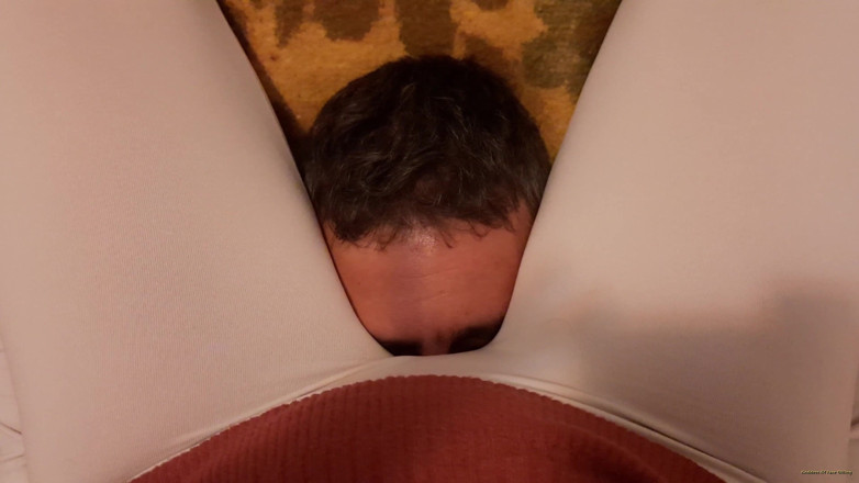 goddess82: Facesitting en legging ! Gros plans extrêmes ! (Résolution 4k) Haute définition !
