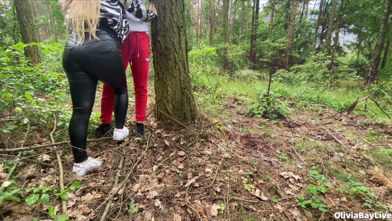 Olivia Bay: Wald-sex-beobachter beobachtet uns! Gruselig!