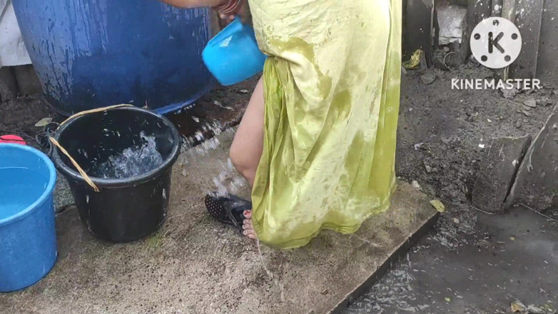 Anita yadav: Casa india bañándose al aire libre