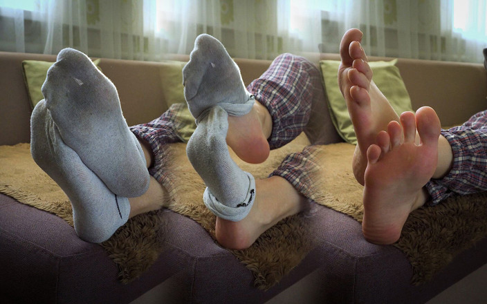 Teasecombo 4K: 맨발을 보여주는 흰색 양말을 신은 일본인