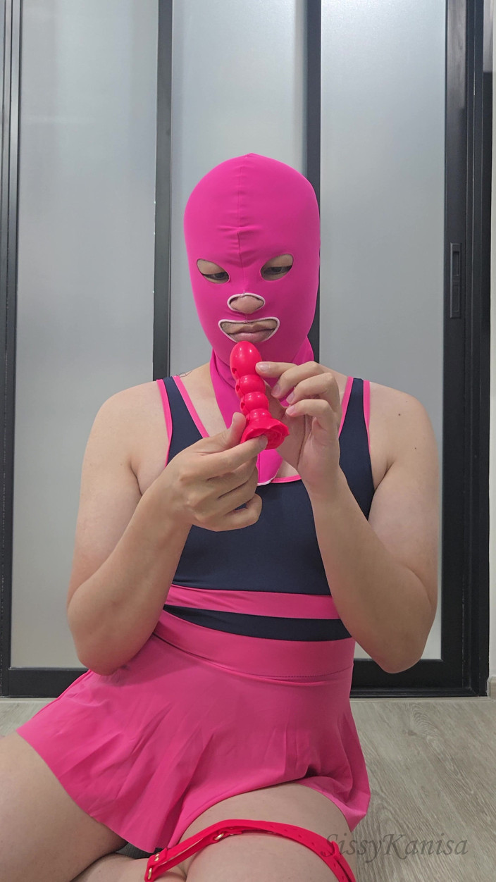 SissyKanisa: Sissy kanisa toglie il suo nuovo giocattolo. Rosa plug bocca...