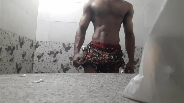 Wheyincognito: baathroom men nahaate hue kaamuk larka