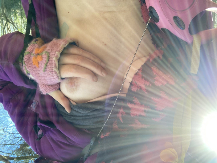 MistressWriggler: 角質ステップ熟女は、人気の観光路で彼女の陰毛と遊ぶために彼女の相棒を歩いている間、彼女のズボンを引き下げます