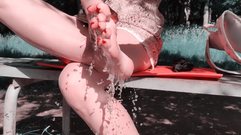 Adele Amber: Pieds sales dans la rue