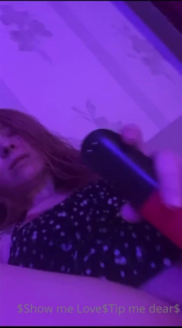 Loly Lola: Трахаю пальцами сладкую киску и улыбаясь, красотка хочет секс с тобой