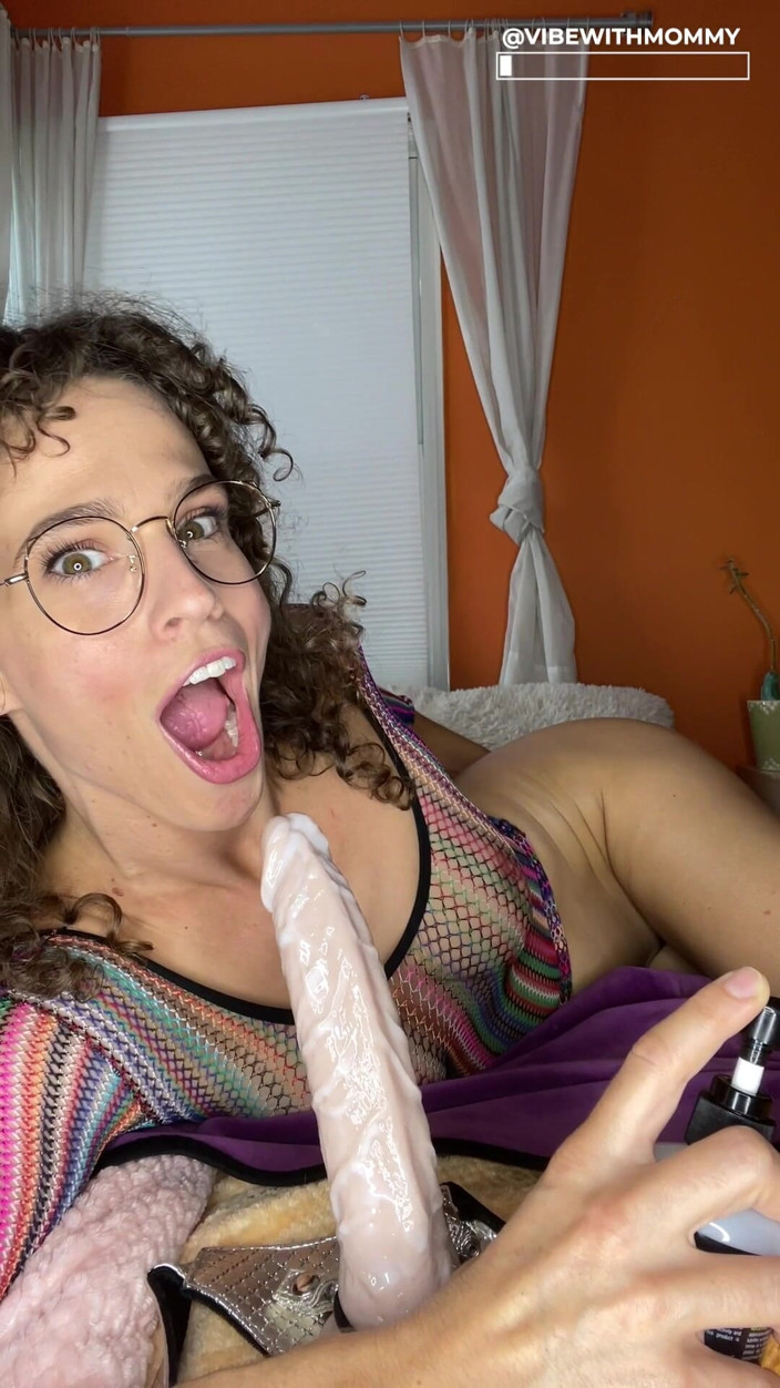 VibeWithMommy: タイトなお尻は大きなディルドに乗る