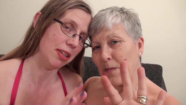 Dirty Doctors Clips - Mature British Lesbians: Playtime con vibratore con Sammie &amp; Savana