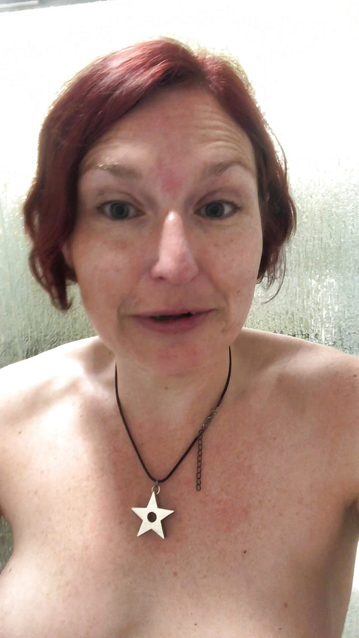 MistressWriggler: Приєднуйтесь до сексуальної стрункої мачухи Рейчел Рігглер, частина 1 з 3 сцен душу