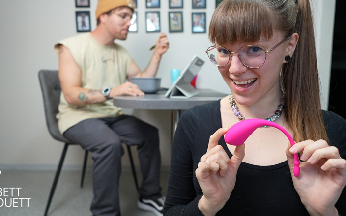 BettDuett: Masturbation sournoise sous la table !