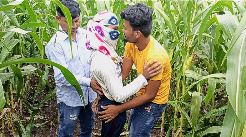 Indian Hijraji: 새로운 친구를 옥수수 밭으로 데려간 인도 푸자의 쉬멜 보이프렌드