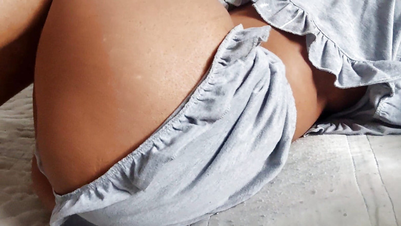 Brunnete Sofi: Je me suis réveillée très excitée, et même mon vagin...