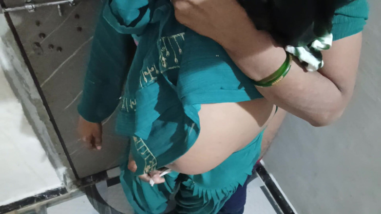 Bhabhi UP: Jiran mengongkek saya, menanggalkan set saya